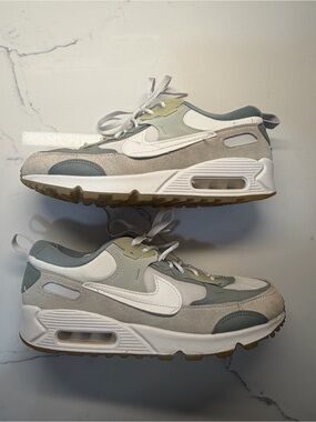 Nike Women's Air Max 90 Futura Summit White Mica Green size 9.5